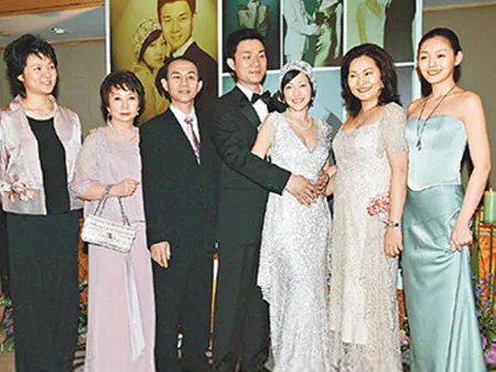 小s结婚照大曝光 老公称养十个小s都没问题