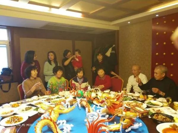越南一儿媳敬酒公婆不愿接,新郎怒砸婚礼现场,你赞成新郎这么做吗?
