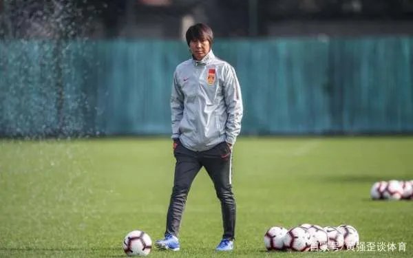 李铁向患病球迷送国足签名球衣,为什么大家觉得他是一个好人?