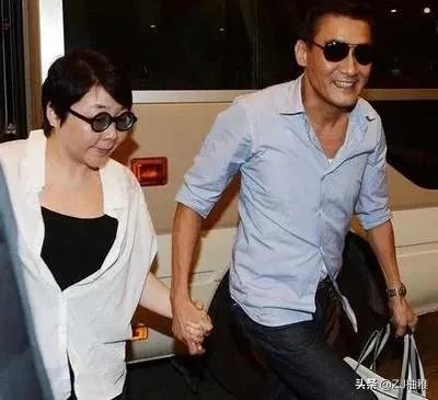 这个时代的男性女性，平均来说哪个老的快？为什么？