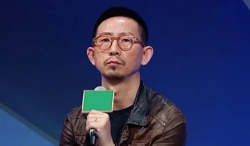 晚会假唱倒拿话筒,与金星互撕,被丁太升骂哭,萨顶顶为何会沦落至此?