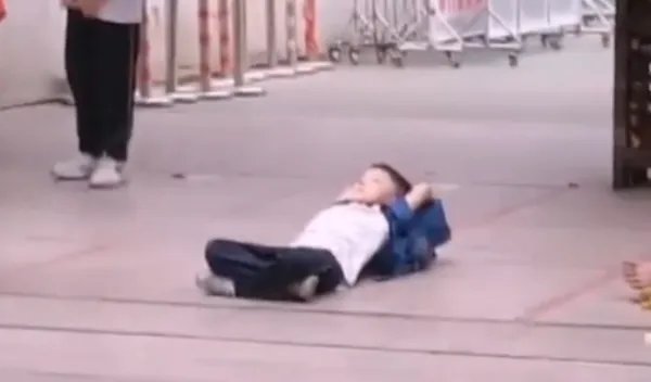 小学生放学为何会躺校门口等家长?