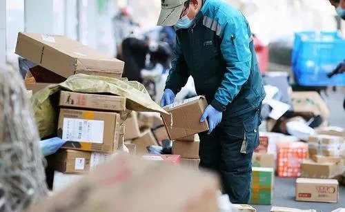 快递员工资条1万多实发只剩56块,快递员的工资计算有多严格?
