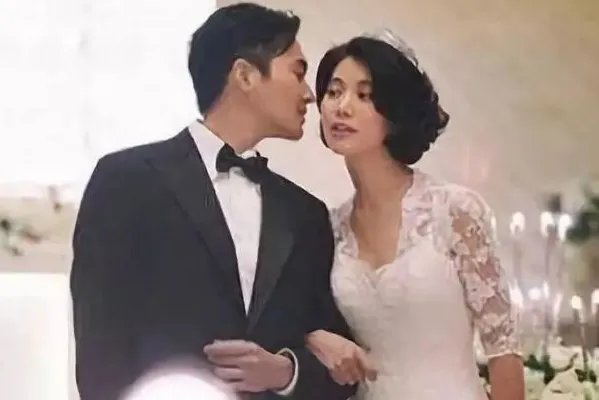 张智霖喊话袁咏仪,“能给我换个新手机吗”,他们夫妻私下是如何相处的?