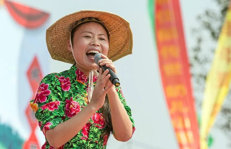 草帽姐的两件事颠覆了我们对她的认知!