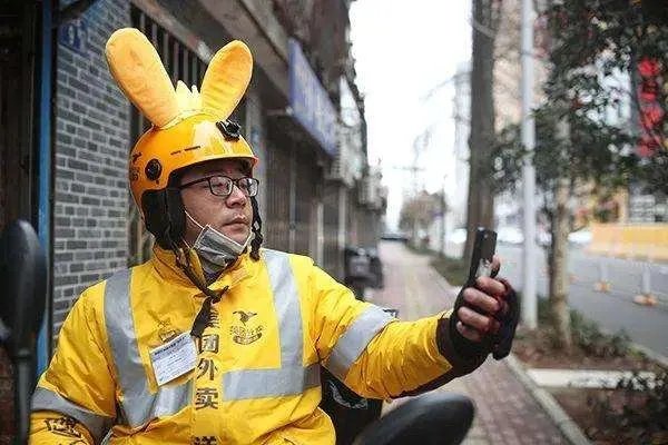 外卖小哥追回肇事逃逸者,他如何做到的?