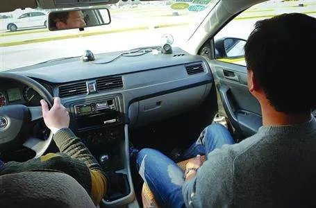教练出车祸2名学员身亡事件,交警大队是如何回应的?