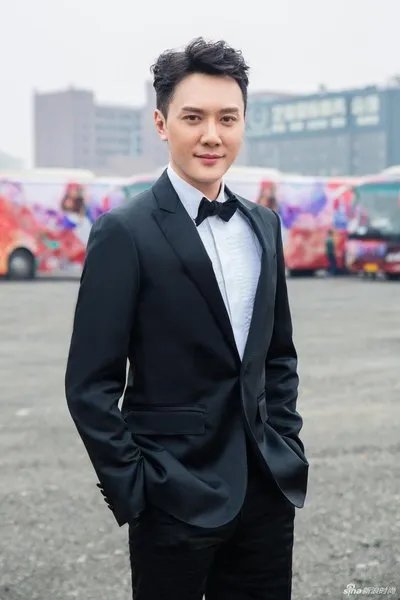 冯绍峰历任女友都是女明星,你们有什么看法?