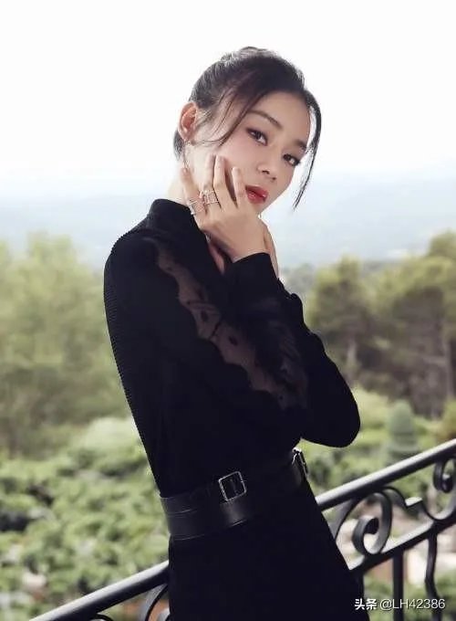 你怎么看袁姗姗徒手拎文物和她的道歉?