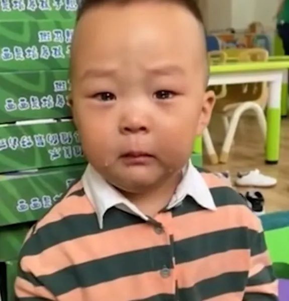 幼儿园萌娃想妈大哭却死活不认，网友对这一幕是如何评价的？