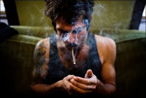 谁有黑白色抽烟颓废男头像 像这样的