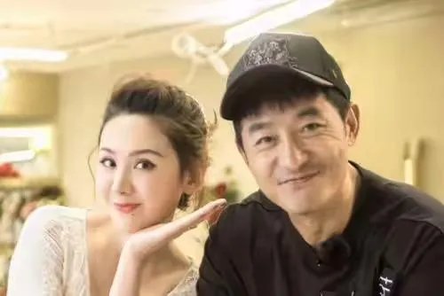 程莉莎热舞见老公来了赶紧穿衣服,他们夫妻关系怎么样?