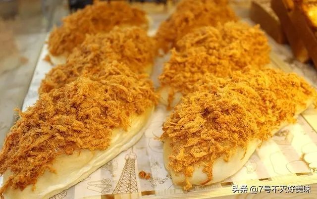 外面有一层薄皮、里面有夹心,然后两边还有肉松的一种面包,是什么面包呢?怎么做比较好吃,特别想吃?