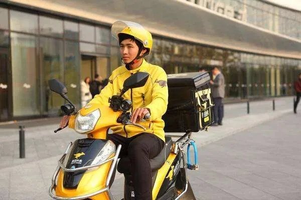 外卖小哥追回肇事逃逸者，他如何做到的？