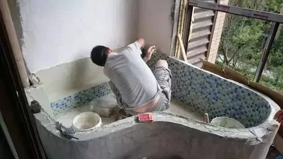舒城网友在自家阳台上改建鱼池，效果真拉风！惊呆了！