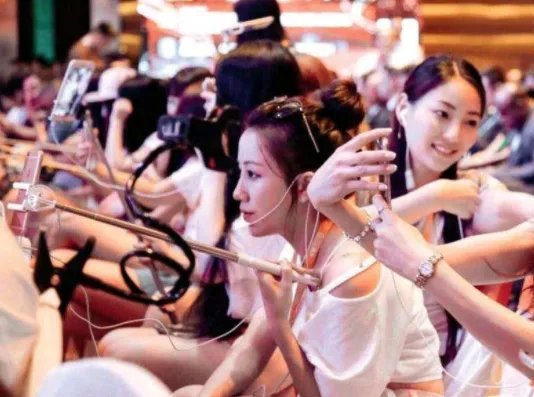 “泰国坠崖孕妇”直播带货被骂惨,受害人就不配直播带货来谋生吗?