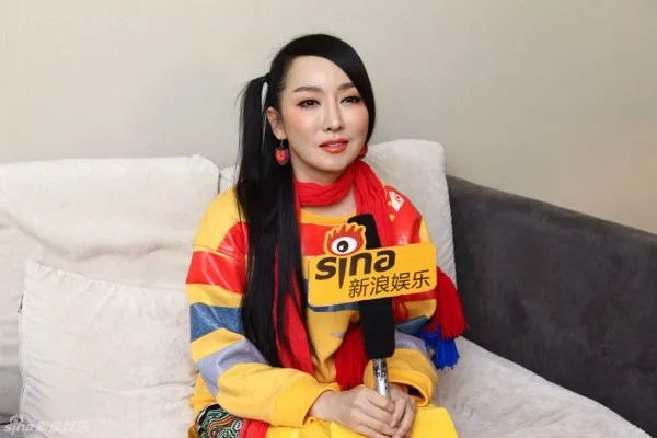 晚会假唱倒拿话筒，与金星互撕，被丁太升骂哭，萨顶顶为何会沦落至此？