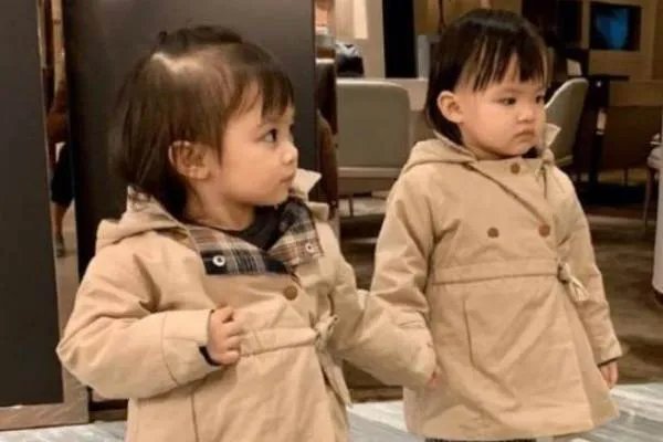 熊黛林的双胞胎女儿为啥一个像妈一个像爸?