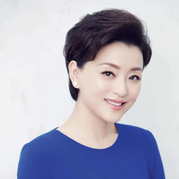 气质优雅的杨澜，她的脸在素颜照中是什么状态？