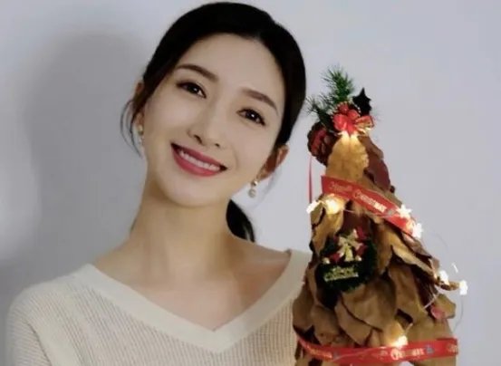 江疏影因玄彬公布恋情事件吃味发文,她作为玄彬的小迷妹有过哪些追星举动?