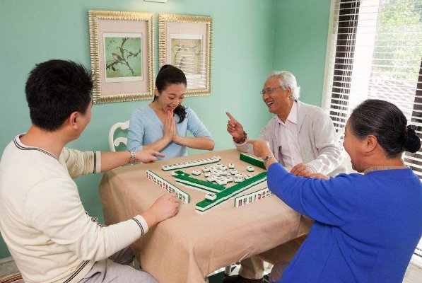 同居3年，我去见准公婆，婆婆给了见面礼，吃完饭我就报了警，我错了吗？