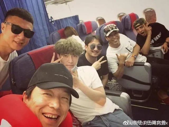 为何张艺兴在腾讯视频星光大赏舞台上下跪?