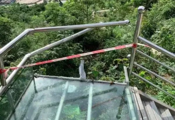 辽宁虎谷峡玻璃栈滑道发生事故的原因是什么?