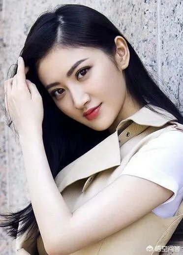 上联是:脸胜芙蓉花解语,如何对下联?