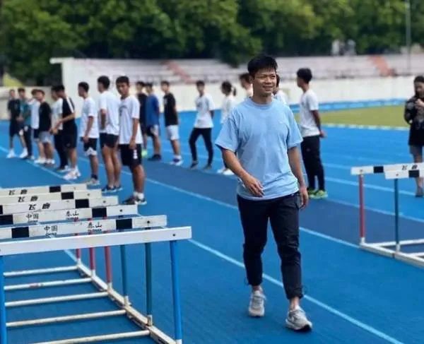 苏炳添体育课教学生挑战9秒83，同学们是什么反应？
