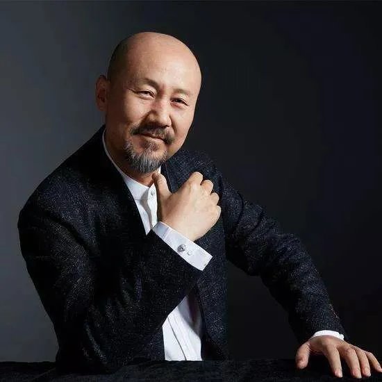如何评价腾格尔唱的《隐形的翅膀》呢?