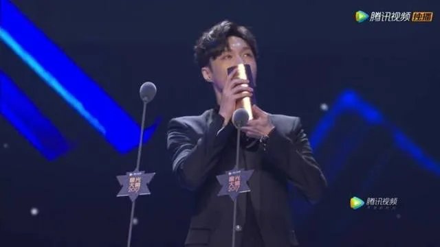 为何张艺兴在腾讯视频星光大赏舞台上下跪?