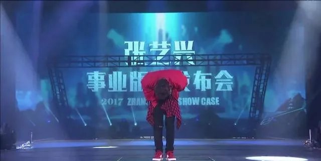 为何张艺兴在腾讯视频星光大赏舞台上下跪?