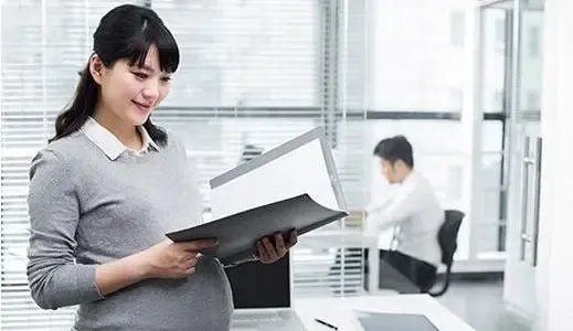 广东孕妇打瞌睡被公司辞退,公司判赔4.8万,孕妇在职场该如何保护自己?