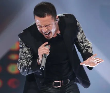49岁的杨坤为何突然不红了,从音乐前辈到街头卖场,为什么越混越差?