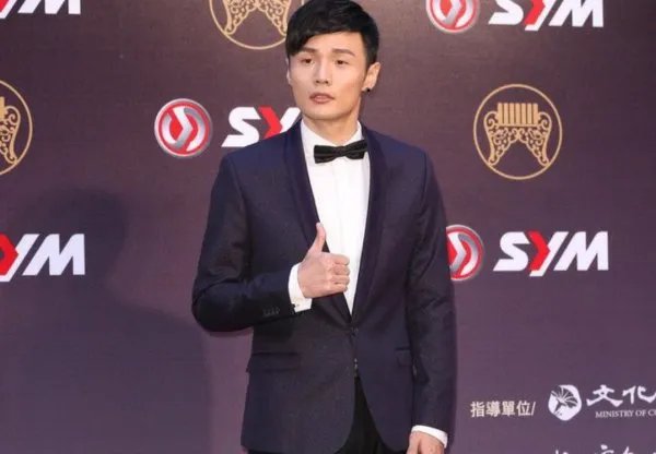 杨丞琳原来的男友是潘玮柏，难道她就喜欢小眼睛的男生吗？