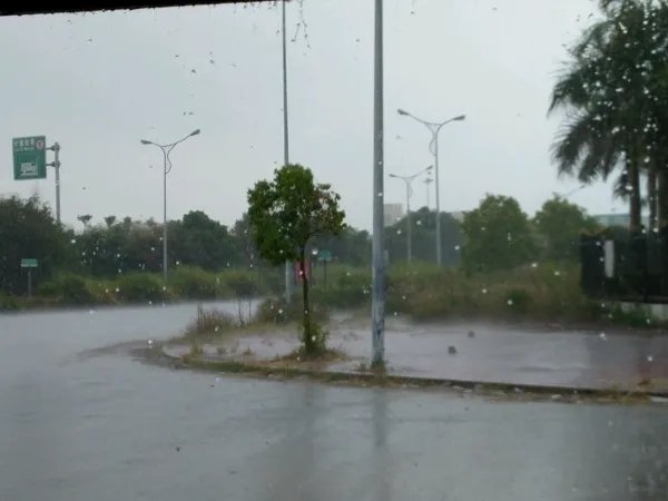 台风“纳沙”已生成,可能会移入南海海面,台风天气出行需要注意什么?