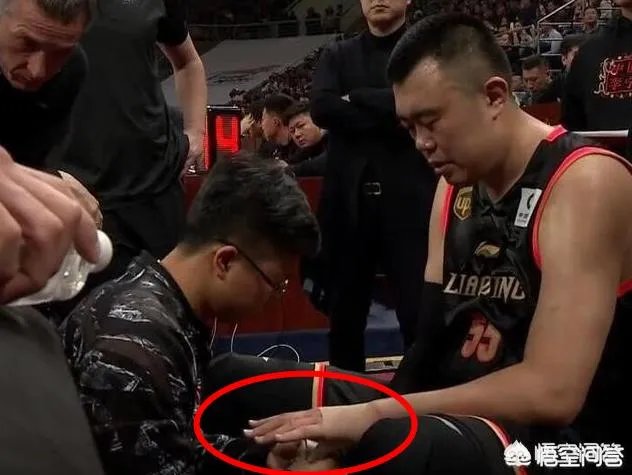 对阵广厦一战,致韩德君受伤的扣篮是右手扣的,为什么却左手受伤?当时什么情况?
