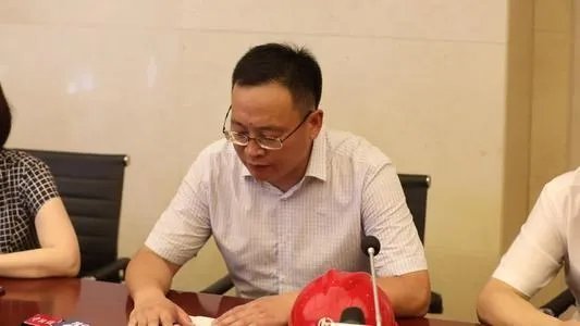 杭州地面坍塌,还有大量黄尘冒出,为什么会冒黄尘?