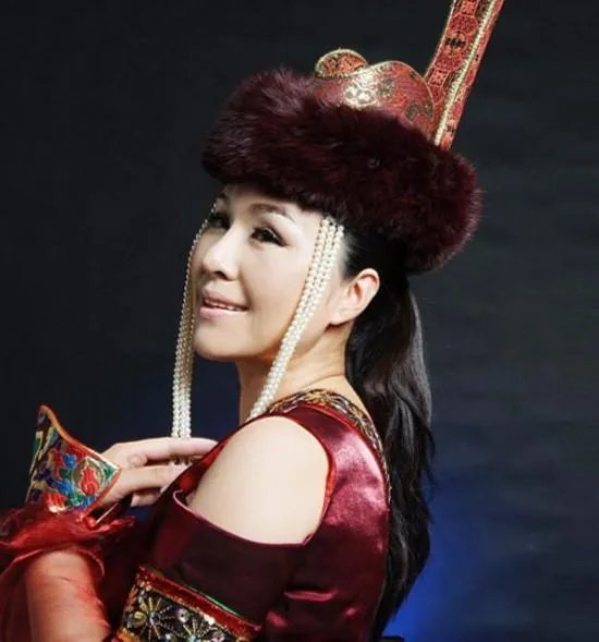 乌兰托娅与乌兰图雅同为蒙古族女歌手,她们各自有哪首歌,给你留下深深的回味与感动?