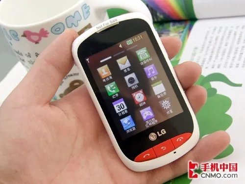 时尚炫彩机身 LG甜品曲奇T310真机图赏
