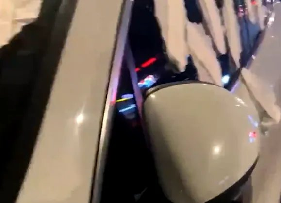 南京一违停堵路车5小时车窗被贴满卫生巾，这是否属于损坏他人财物的行为？