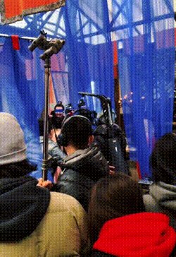 吴京冻到原地转圈圈 有点花样在身上的动态图