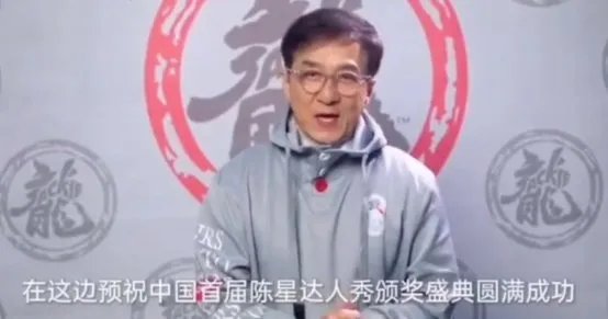 流浪歌王陈星帮陈光标提衣服,那她的娇妻长得怎么样?