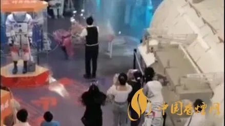 商场表演冷烟花被消防水炮浇灭 消防系统在30秒内作出反应