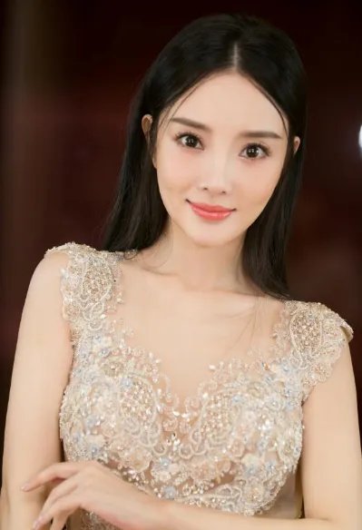 李小璐不拍戏改卖平价服饰，开店被网友吐槽品味太土，你怎么看？