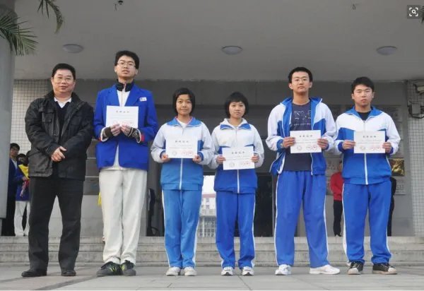 杭州爸爸不让14岁女孩玩手机,女孩离家出走,玩手机真的罪大恶极吗?