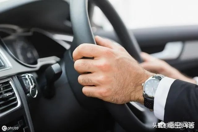 今天第一天开车上路,过红绿灯和路口老是熄火,老司机请支招怎么办,后车大喇叭狂按?