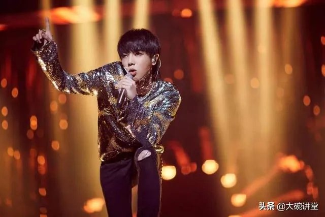 如何看待李宇春担任《歌手·当打之年》帮唱嘉宾?