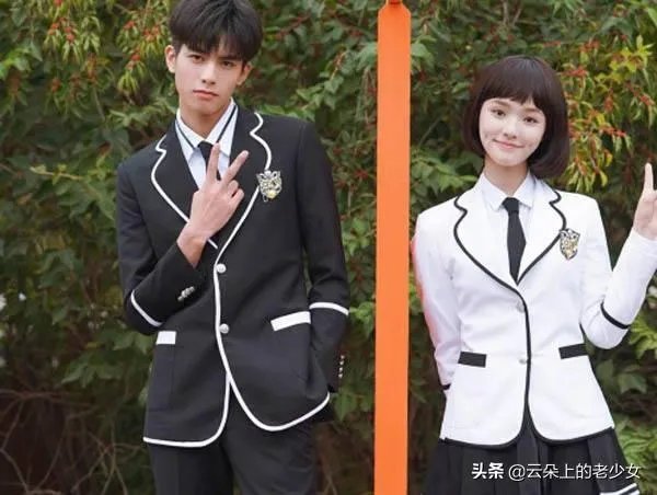 如何看待明星承认恋情的同时宣布分手?