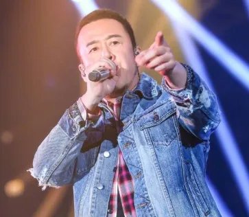 49岁的杨坤为何突然不红了,从音乐前辈到街头卖场,为什么越混越差?